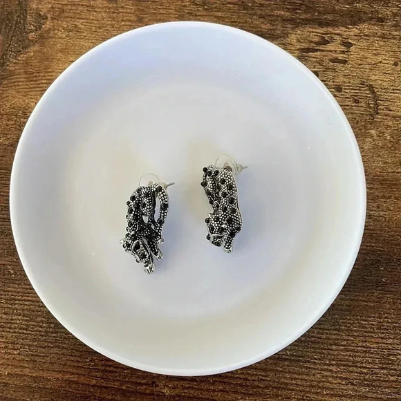 ❤️ NEW 2/$20 or 3/$25 Black and Silver Cat Earrings - Picture 2 of 5